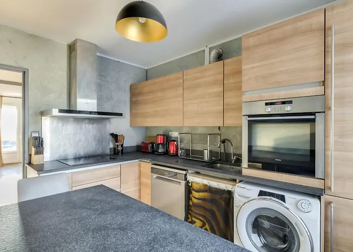 Appartement 2 Chambres, Dernier Etage, Parking Gratuit Dans Residence, Balcon & Coucher De Soleil