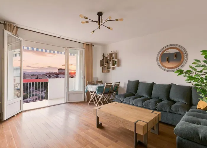 Appartement 2 Chambres, Dernier Etage, Parking Gratuit Dans Residence, Balcon & Coucher De Soleil