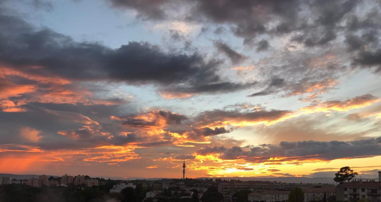 Apartment 2 Chambres, Dernier Etage, Parking Gratuit Dans Residence, Balcon & Coucher De Soleil *